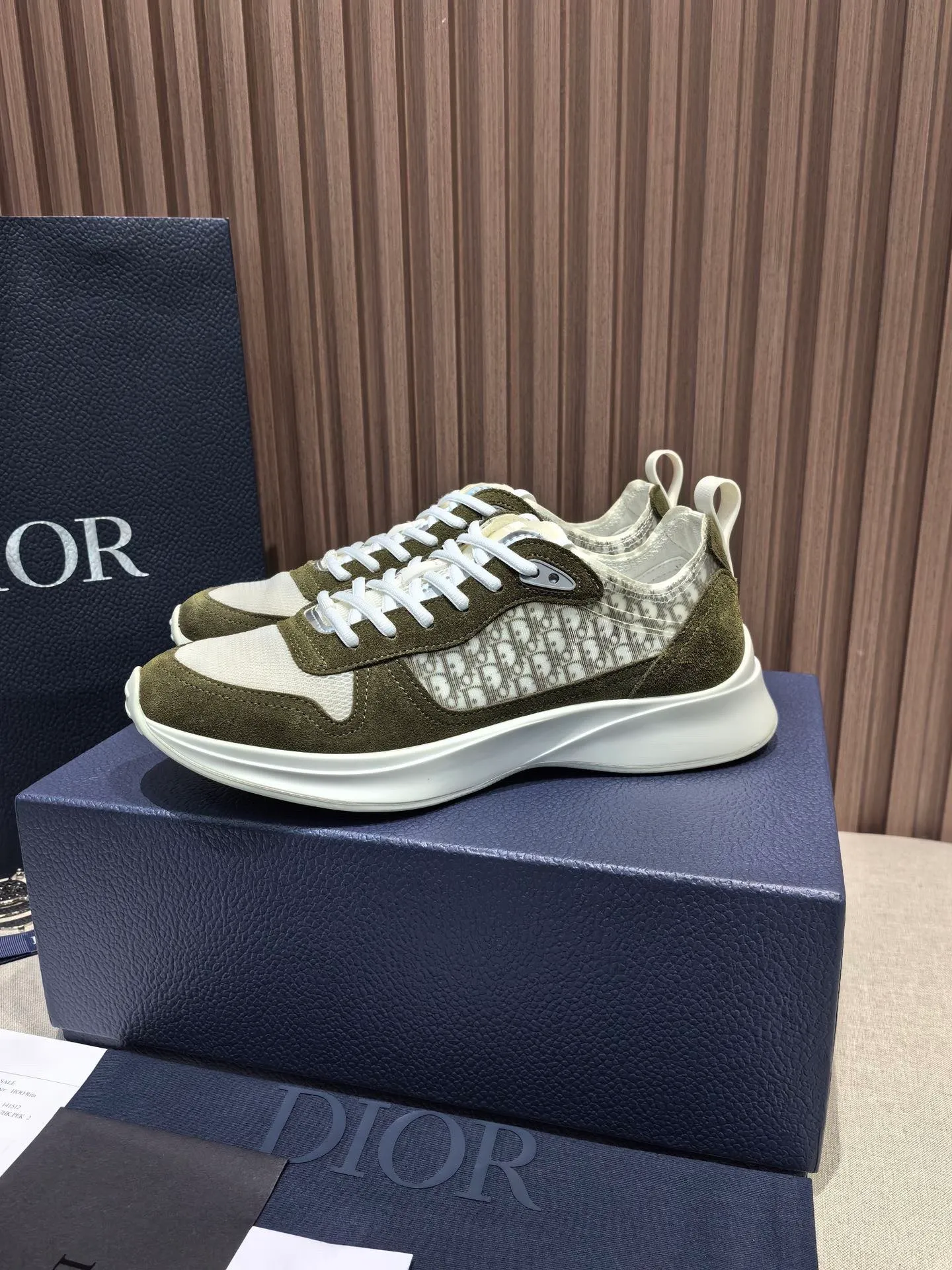 Factory price: 440💰 🔍Top purchasing agent🇮🇹 Dior's super-popular sports shoes, popular for street men, are synchronized with the new product counters. The uppers are made of Italian original imported cowhide and matched with D's customized fabrics. It is a must-have for fashionistas. The complex craftsmanship is perfectly reproduced. Imported soft cowhide foot pads, soles: original soles specially provided by the original factory, exclusive movable molded soles are super comfortable, original factory follow-up goods, 🔍🔍high quality, you can enter and exit the counter at will, welcome to compare, code number 38-45 (46 can be customized and cannot be returned or exchanged)